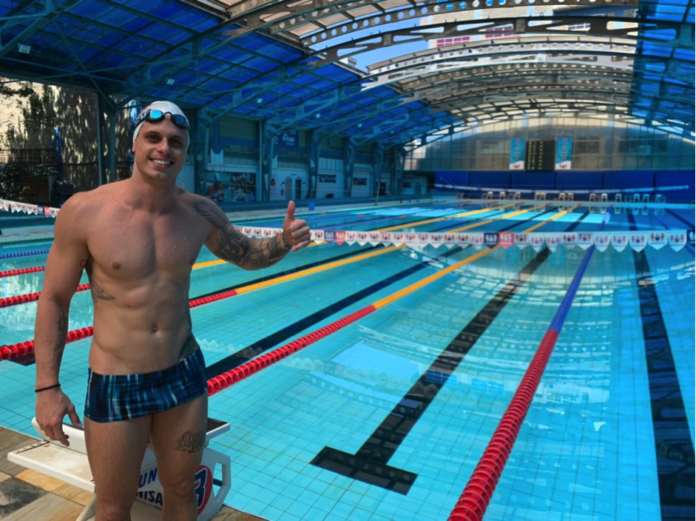 Descrição da imagem #pracegover: Foto do atleta Guilherme Maia na beira da piscina. Fim da descrição.