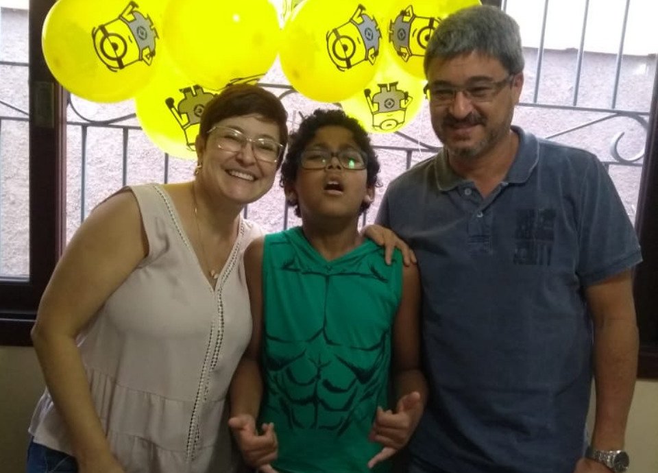 Descrição da imagem #pracegover: Foto do Gabriel com a mamãe Ana Iris e o papai Marcelo durante sua festa de aniversário. Fim da descrição.