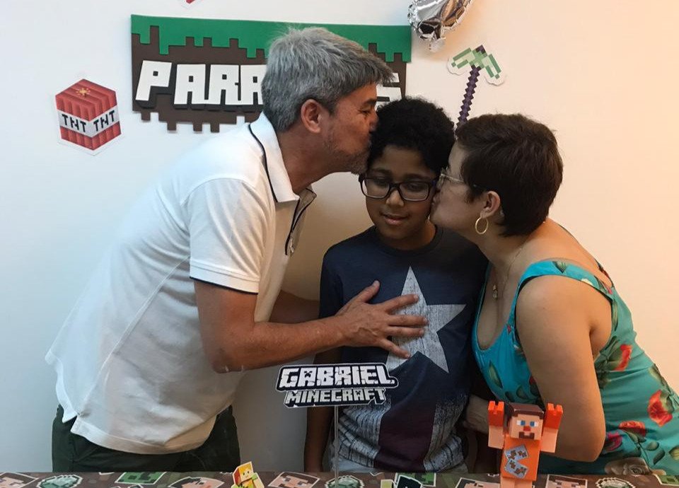 Descrição da imagem #pracegover: Foto do Gabriel com a mamãe Ana Iris e o papai Marcelo durante sua festa de aniversário. Fim da descrição.