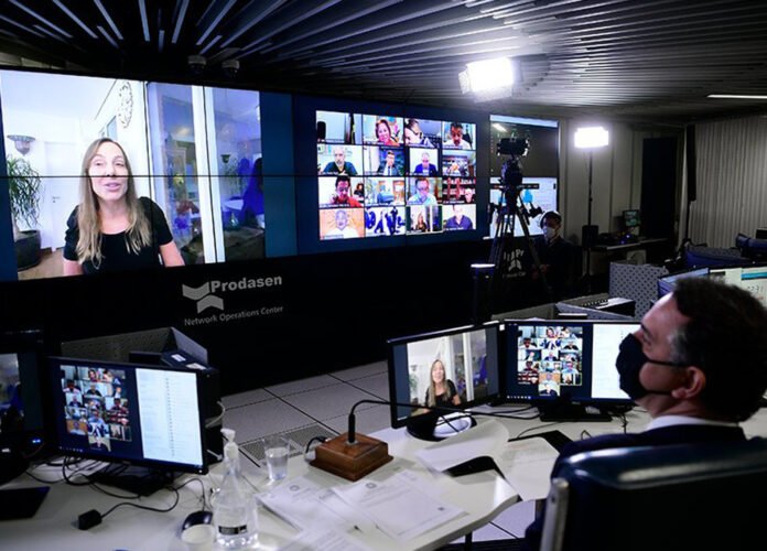 Descrição da imagem #pracegover: Painel digital com TVs onde estão as imagens dos senadores durante votação. Destaque para a imagem da senadora Mara Gabrilli. Fim da descrição.