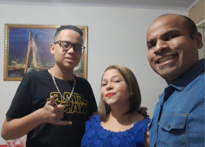 Descrição da imagem #pracegover: Foto do Danilo com a mamãe Ane e o papai Paulo. Fim da descrição.