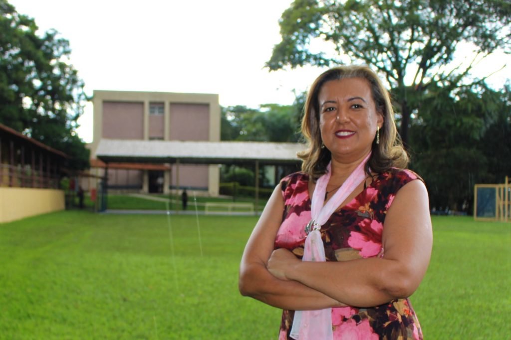 Descrição da imagem: Foto da Natália Costa. Ela está na sede do CENSA Betim. Fim da descrição.,