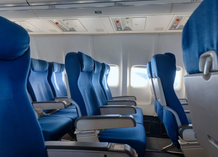 Descrição da imagem: Foto dos bancos de um avião. Fim da descrição.
