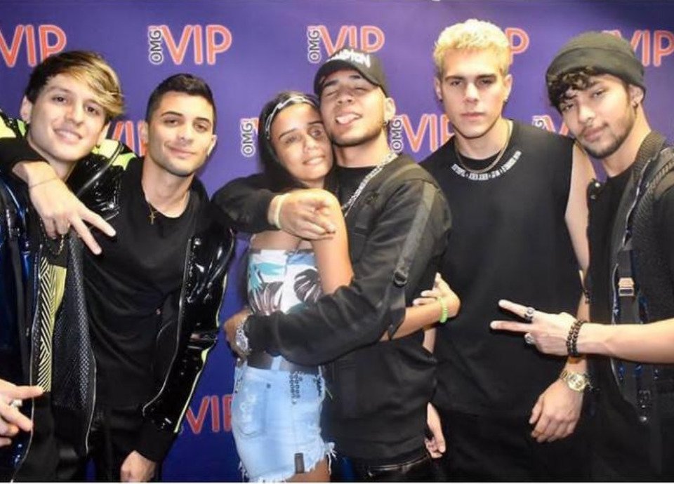 Descrição da imagem: Foto da Thaís Vitória com os integrantes da banda CNCO. Fim da descrição.