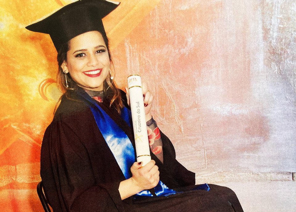 Descrição da imagem: Foto de Pamela no dia de sua formatura. Fim da descrição.