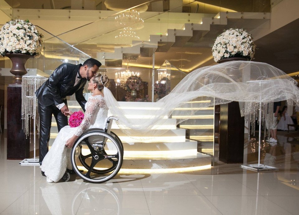 Descrição da imagem: Foto de Pamela e seu marido, no dia do casamento. Fim da descrição.