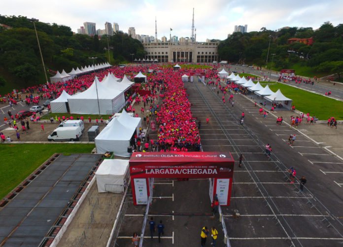 Descrição da imagem: Foto da área de largada da corrida de rua do Instituto Olga Kos, no estacionamento do estádio do Pacaembu. Fim da descrição.