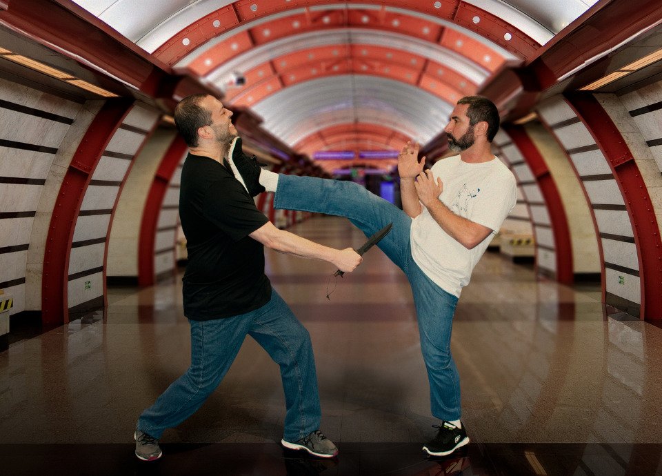 Descrição da imagem: Foto de dois homens durante um treino de Krav Magá. Fim da descrição.