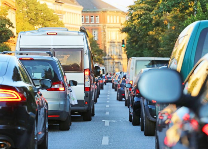 Descrição da imagem: Foto de vários carros no trânsito.