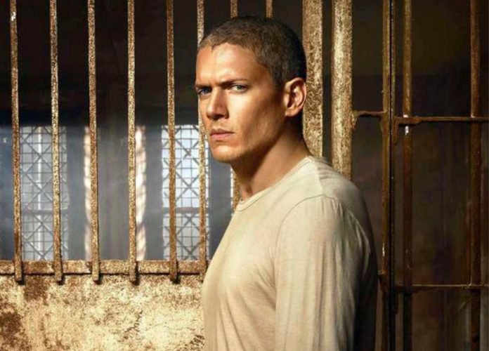 Descrição da imagem: Foto do ator Wentworth Miler. Ele é um homem branco e tem cabelos castanhos, que estão raspados. Miler está vestindo uma camiseta bege de mangas compridas. Fim da descrição.