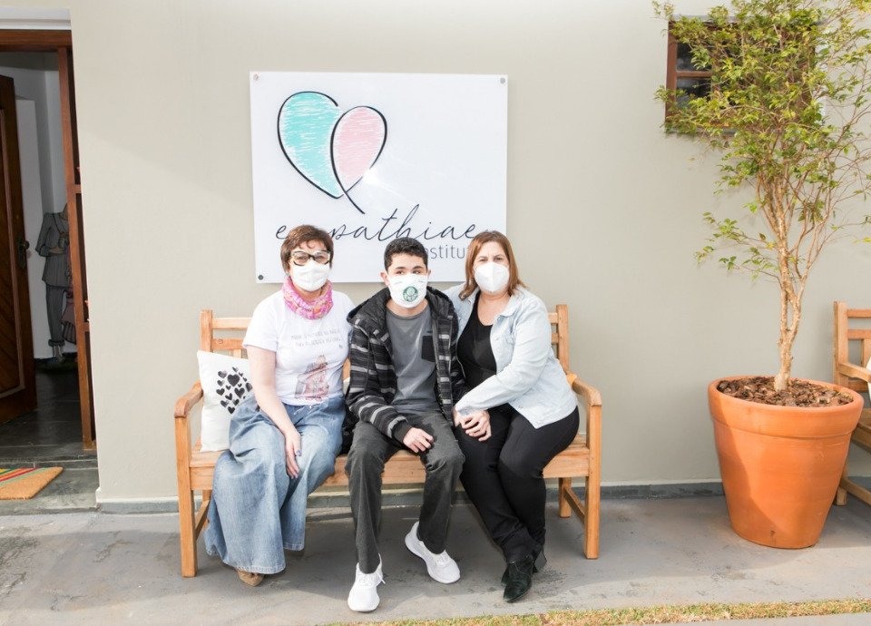Descrição da imagem: Foto de Mônica Xavier com Silvia Grecco e seu filho Nickollas. Fim da descrição.