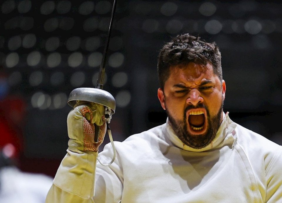 Descrição da imagem: Foto do atleta Jovane Guissone vibrando durante duelo em Tóquio. Fim da descrição.