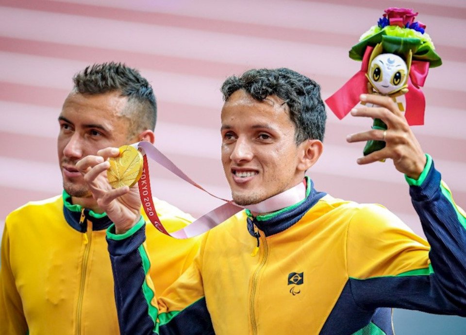 Descrição da imagem: Foto do atleta Yeltsin exibindo sua medalha de ouro em Tóquio. Fim da descrição.
