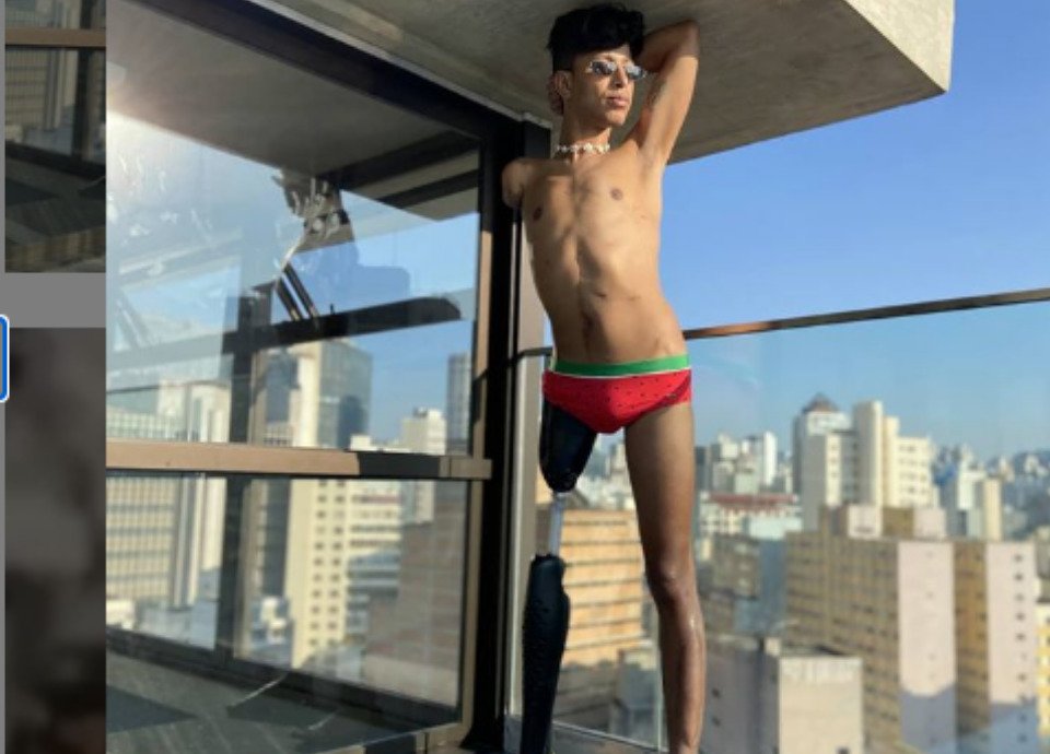 Descrição da imagem: Foto de Daniel Massafera. Ele está usando uma sunga verde e vermelha. Daniel não tem o braço e a perna direita. Ela usa uma prótese na perna direita. Fim da descrição.