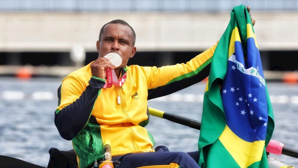 Descrição da imagem: Foto do atleta Renê Pereira beijando a medalha de bronze. Fim da descrição.