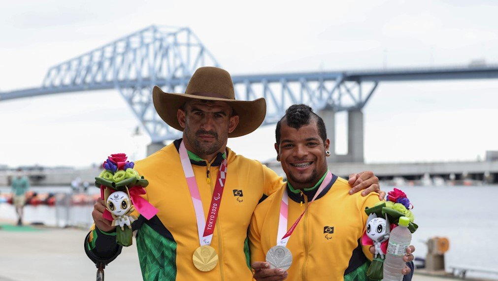 Descrição da imagem: Foto dos atletas Fernando Rufino e Caio Ribeiro, da canoagem, com suas medalhas. Fim da descrição.