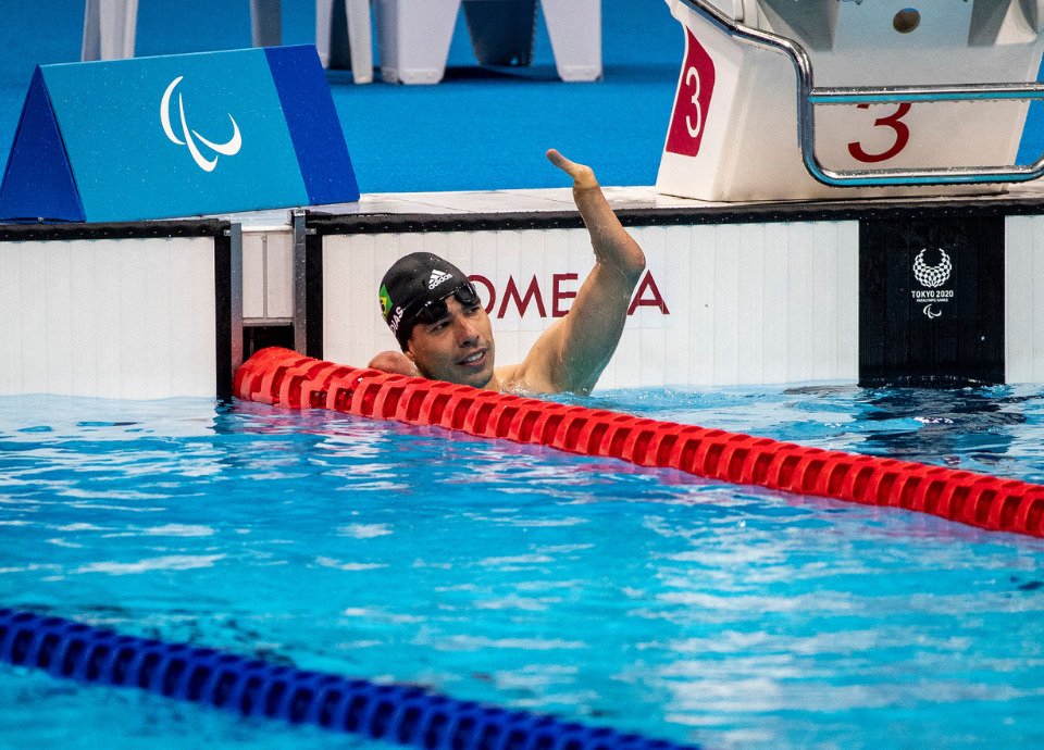 Descrição da imagem: Foto do atleta Daniel Dias. Ele está dentro da piscina. Fim da descrição.