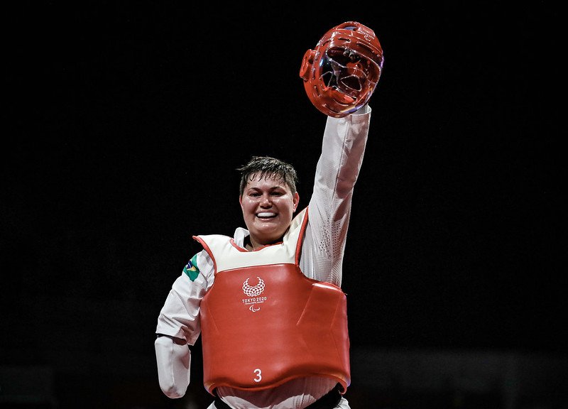 Descrição da imagem: Foto da atleta Débora Menezes após a disputa de parataekwondo que lhe rendeu medalha de prata. Fim da descrição.