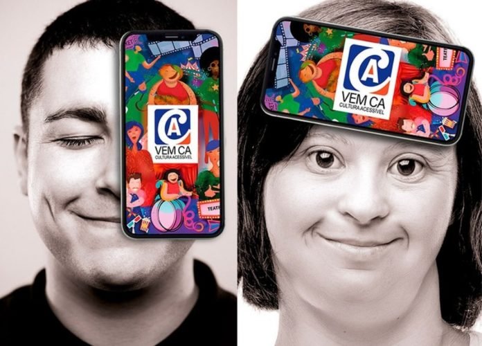 #descriçãodaimagem: Montagem com a foto de duas pessoas. Um homem e uma mulher, ela com síndrome de Down. Eles estão com um celular no rosto. Na tela do aparelho está a imagem do aplicativo Vem CA. As duas pessoas estão sorrindo. Fim da descrição.
