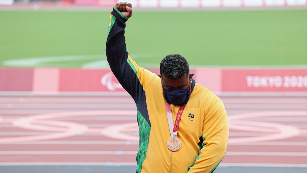 Descrição da imagem: Foto do atleta Thiago Paulino recebendo sua medalha de bronze. Fim da descrição.