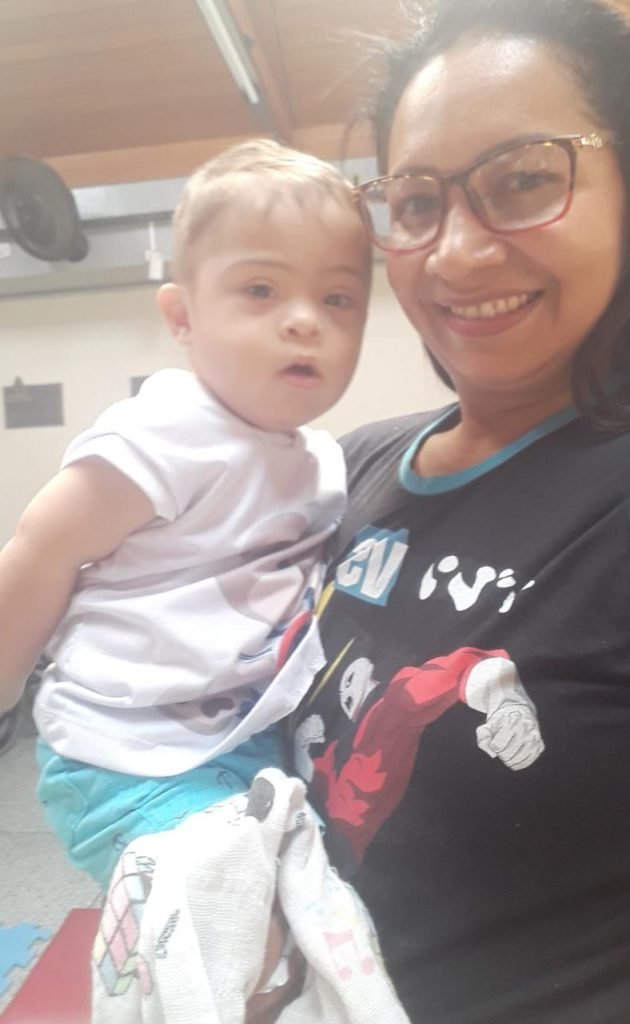 #descriçãodaimagem: Foto de Jucivane com seu filho José, que tem síndrome de Down. Fim da descrição.