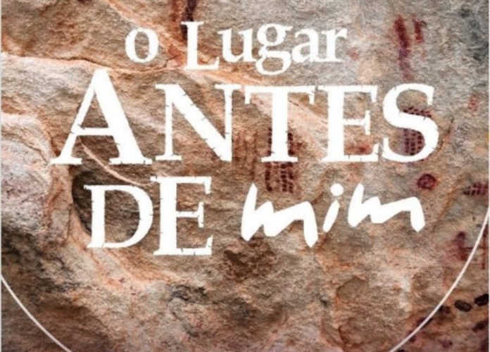 #descriçãodaimagem: Arte de divulgação do documentário. O nome O lugar antes de mim está escrito sobre uma rocha. Fim da descrição.