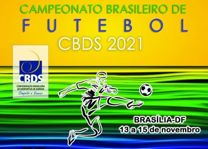 #descriçãodaimagem: Arte do flyer de divulgação do Campeonato Brasileiro de Futebol da CBDS 2021. O cartaz tem as cores amarelo, verde e azul. Nele estão as informações do evento, a ilustração de um jogador de futebol e o logo da CBDS. Fim da descrição.