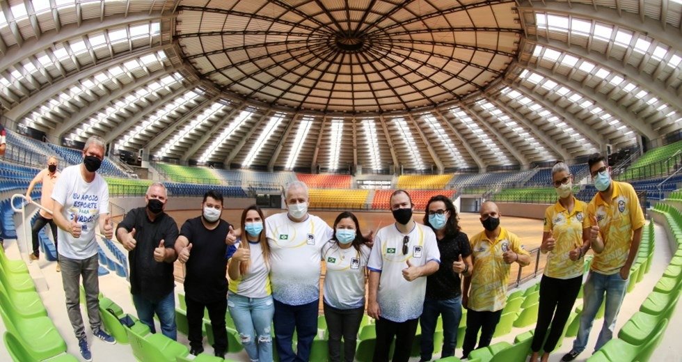 #descriçãodaimagem: Foto da delegação da CBDS no ginásio esportivo de São José dos Campos. Fim da descrição.