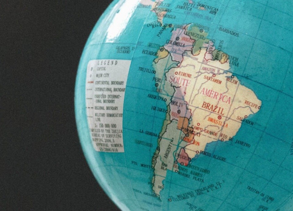 #descriçãodaimagem: Foto de um globo terrestre. O mapa da América do Sul está em evidência. Fim da descrição.