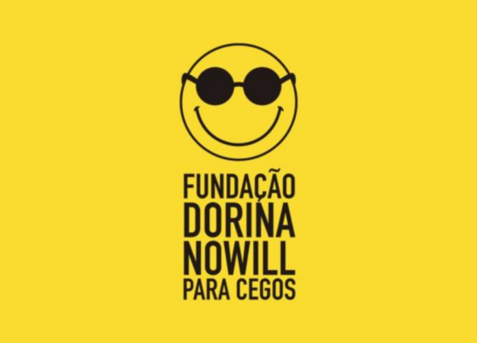 #descriçãodaimagem: arte com o logo da Fundação Dorina. Ele composto da imagens na cor preta: um círculo com óculos escuros e um sorriso em forma de meio círculo. O fundo da imagem é amarelo. Abaixo da imagem está escrito, em letras pretas: Fundação Dorina Nowill para Cegos Fim da descrição.