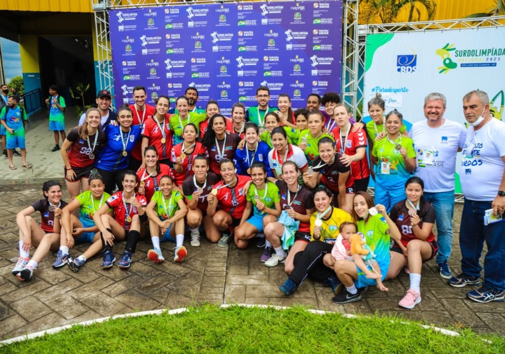 #descriçãodaimagem: foto dos atletas do handebol. Fim da descrição.