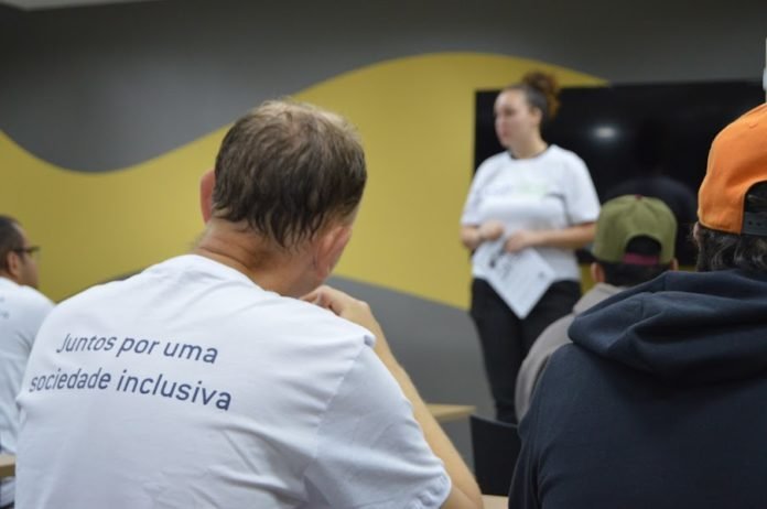 #descriçãodaimagem: foto de uma reunião dos agentes de inclusão da ASID Brasil. Fim da descrição.
