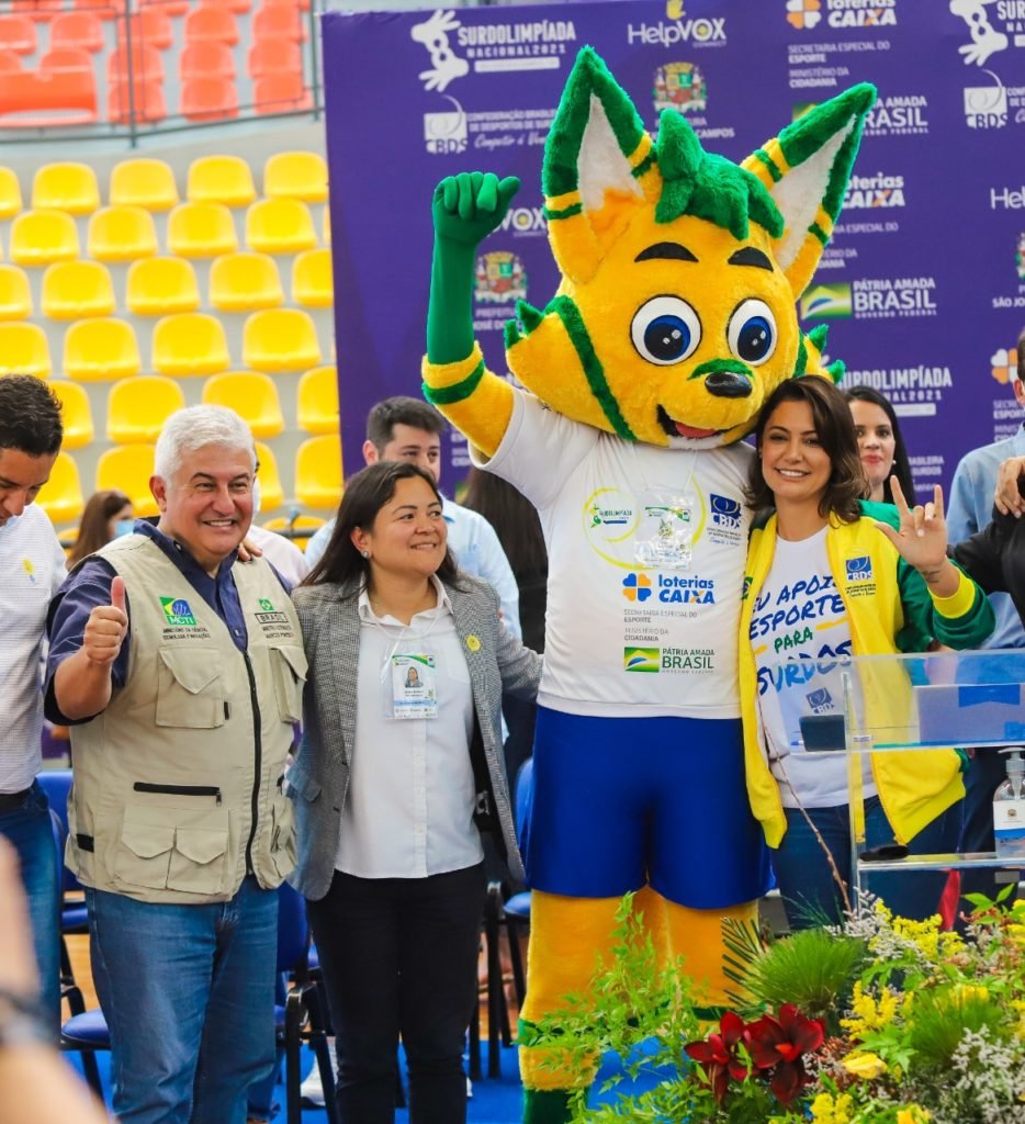 #descriçãodaimagem: foto da presidente da CBDS, Diana Kyosen, com o ministro Marcos Pontes, a primeira-dama Michelle Bolsonaro e o mascote da Surdolimpíada, Lobin. Fim da descrição.