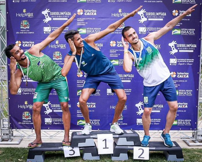 #descriçãodaimagem: foto dos medalhistas do atletismo. Fim da descrição.