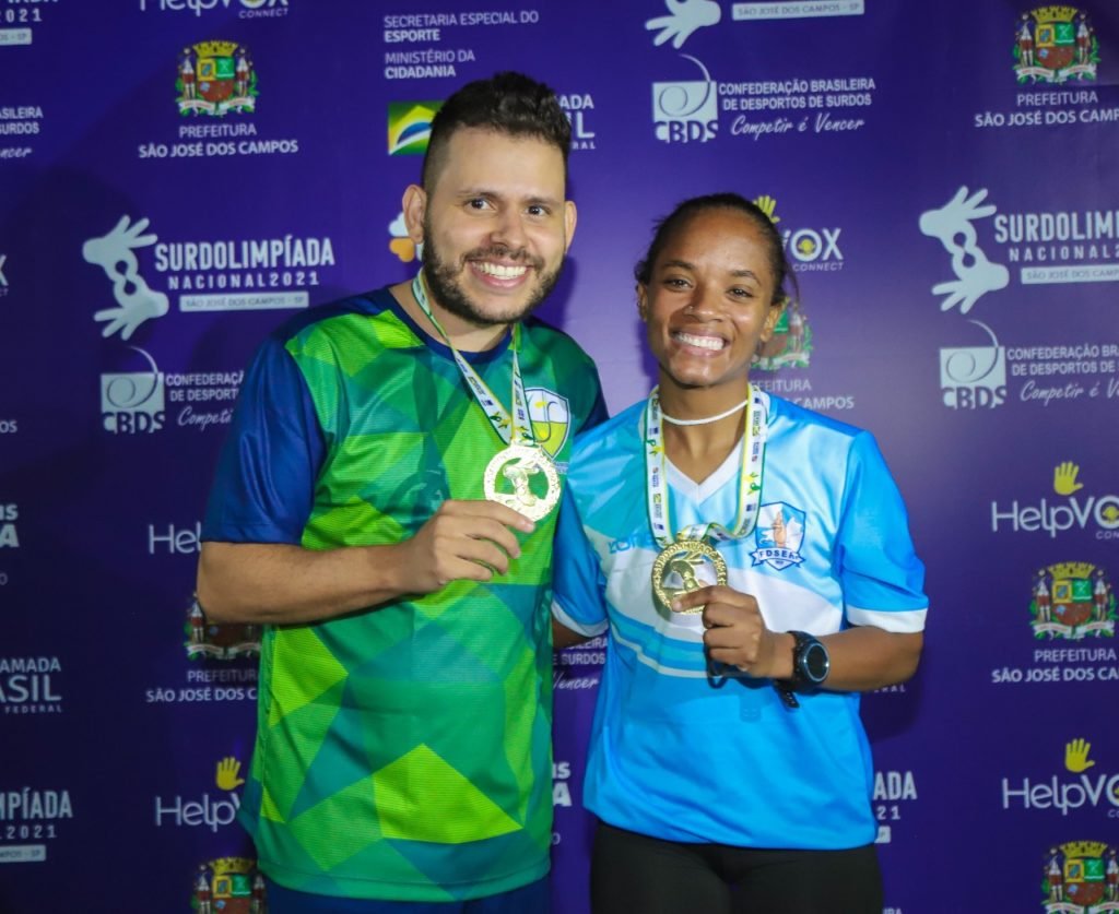 #descriçãodaimagem: foto dos atletas Matheus e Renata, do badminton. Fim da descrição.