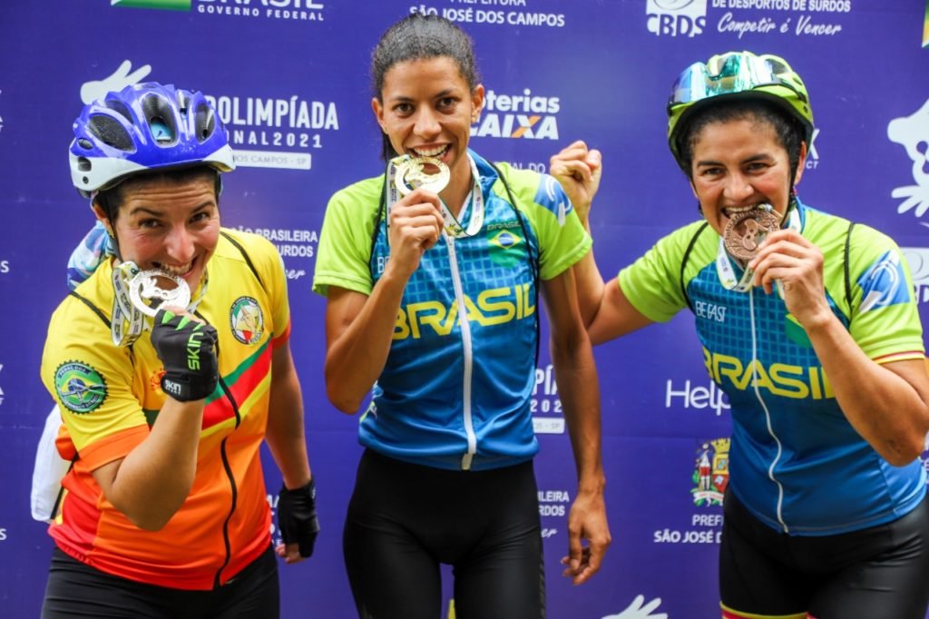 #descriçãodaimagem: foto das medalhistas do montain bike. Fim da descrição.