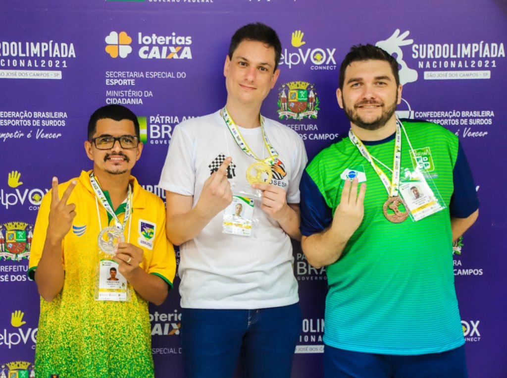 #descriçãodaimagem: foto dos atletas Francisco, Bruno e Edielson do xadrez. Fim da descrição.