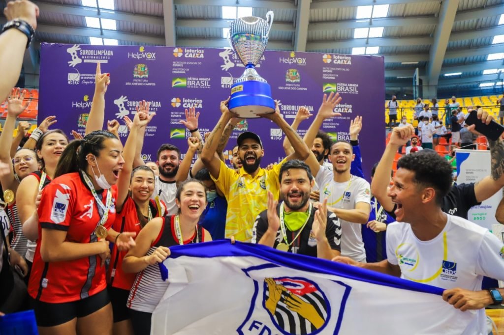 #descriçãodaimagem: foto dos atletas da Federação de São Paulo com o troféu do evento. Fim da descrição.