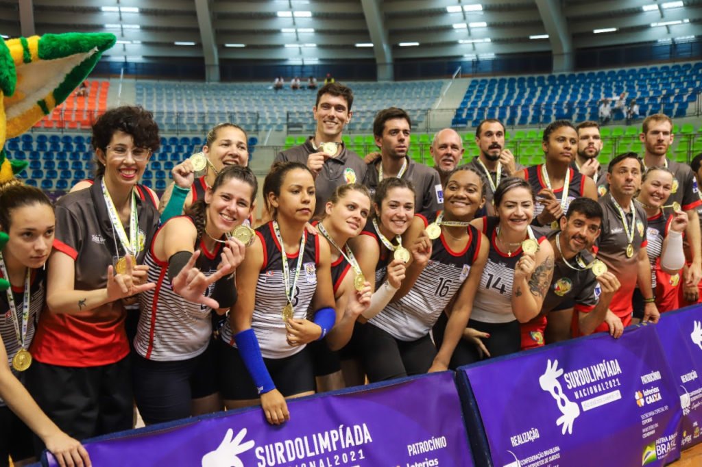 #descriçãodaimagem: foto dos medalhistas de ouro do vôlei. Fim da descrição.