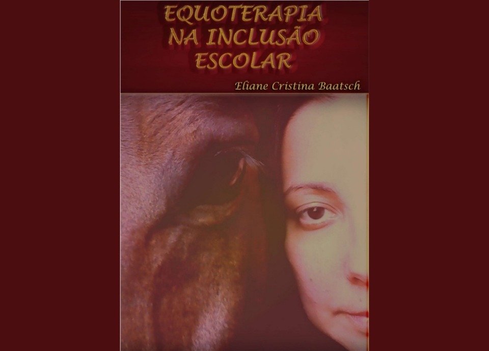 #descriçãodaimagem imagem da capa do livro Equoterapia na inclusão escolar. A capa traz a foto do rosto da equoterapeuta Eliane Baatsch ao lado de um cavalo. Fim da descrição.
