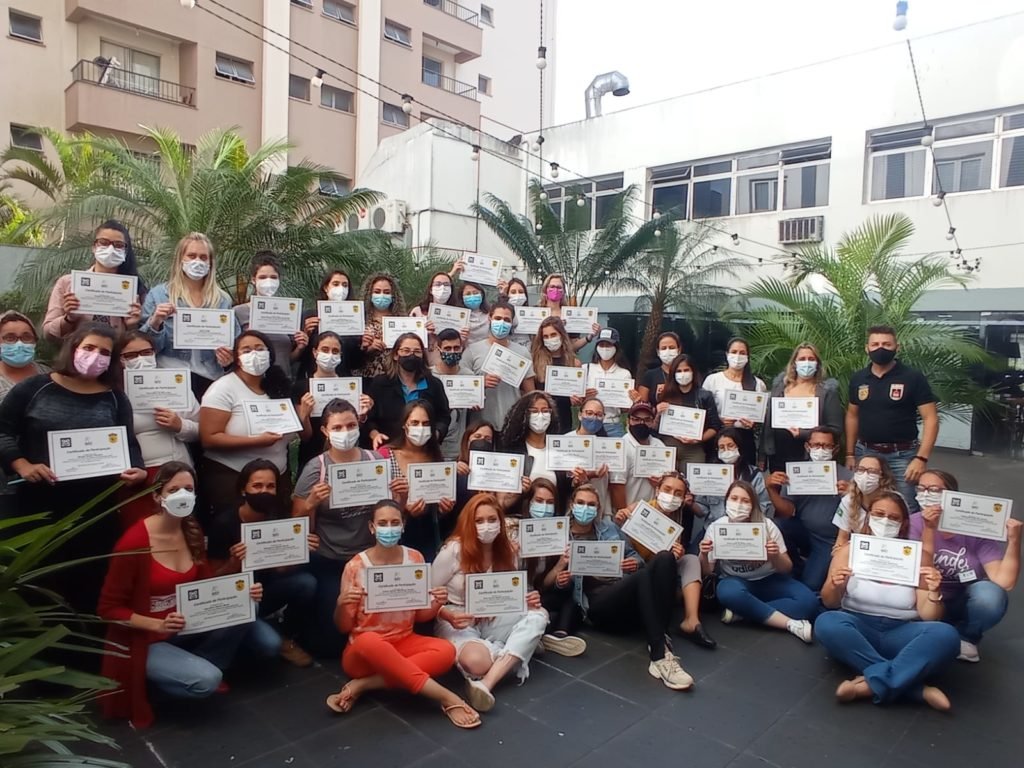 #descriçãodaimagem Foto dos participantes do curso de equoterapia. Fim da descricão.