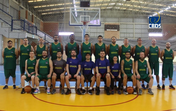 descriçãodaimagem Foto dos atletas do basquete masculino da CBDS. Fim da descrição.