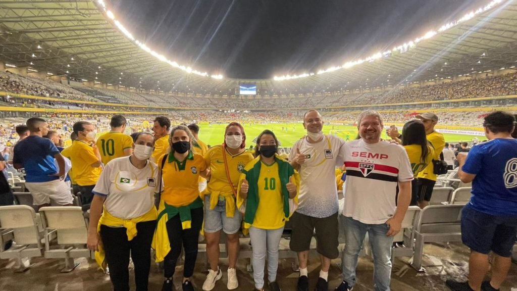 #descriçãodaimagem Foto da equipe da CBDS no estádio Mineirão durante partida da seleção brasileira de futebol. Fim da descrição.