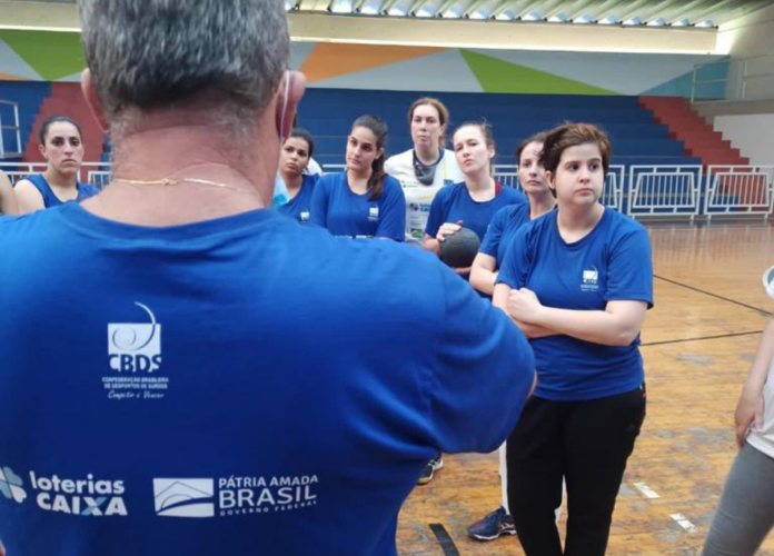 #descriçãodaimagem Foto das atletas da Seleção Brasileira de Handebol Feminino durante treino. Fim da descrição.