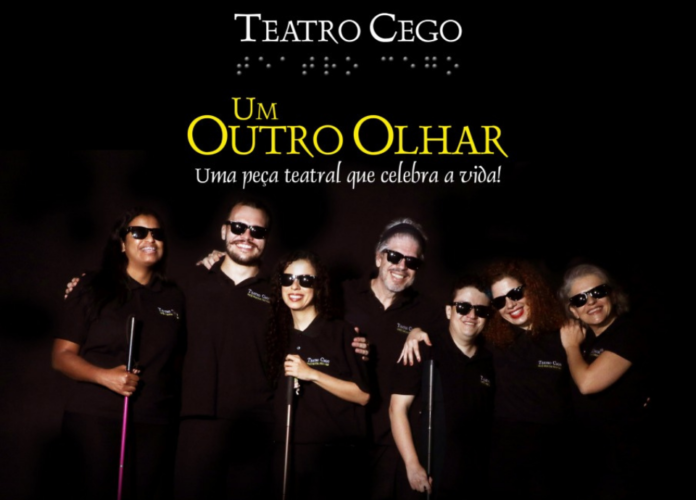 #descriçãodaimagem Foto de divulgação da peça Teatro Cego. A imagem tem fundo preto e a foto dos 7 atores e atrizes que formam o elenco. Eles estão lado a lado e usam roupas pretas e óculos escuros. Na parte superior está escrito: Teatro Cego - Um outro olhar - Uma peça teatral que celebra a vida!. Fim da descrição.