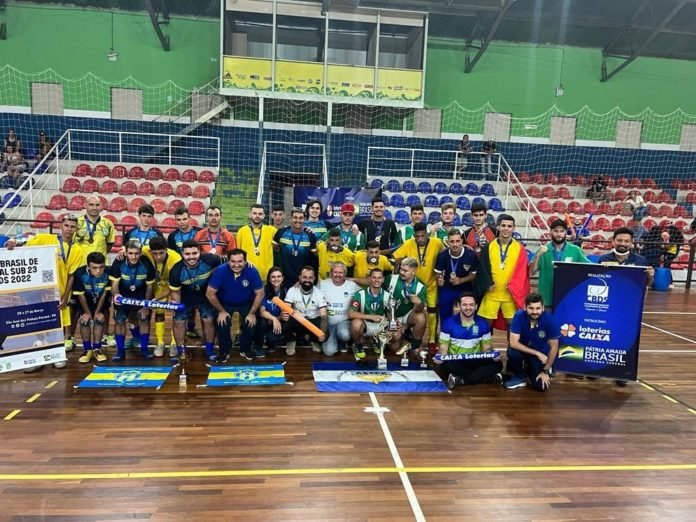 Descrição da imagem: Foto dos atletas que participaram do torneio de Futsal Sub-23 da CBDS. Fim da descrição.