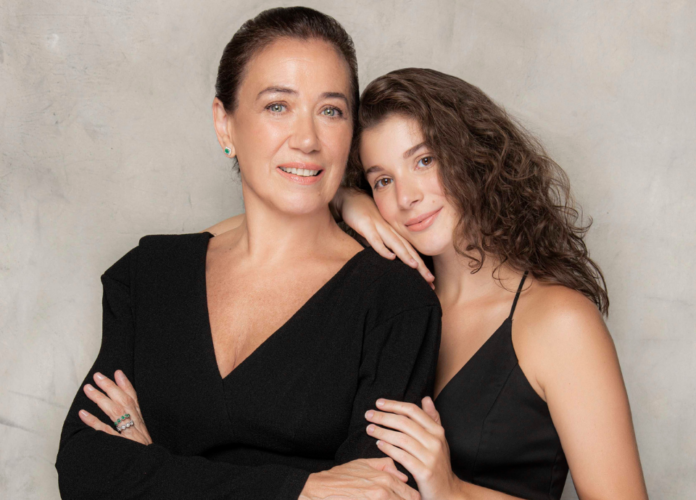 Descrição da imagem: Foto de divulgação da peça 'A lista'. Na imagem, a atriz Lilia Cabral está ao lado de sua filha Giulia Bertolli. Fim da descrição.