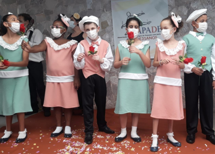 Descrição da imagem: Foto de seis crianças durante apresentação de serenata. Fim da descrição.