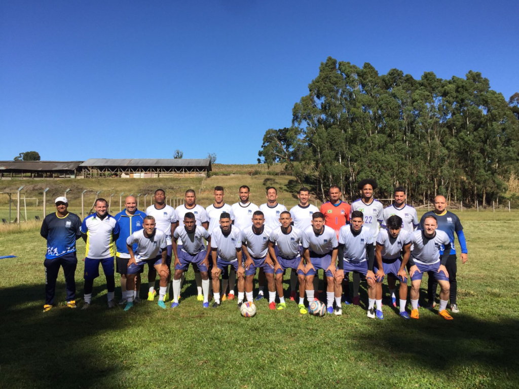 Descrição da imagem: foto dos atletas da seleção de futebol masculino. Fim da descrição.