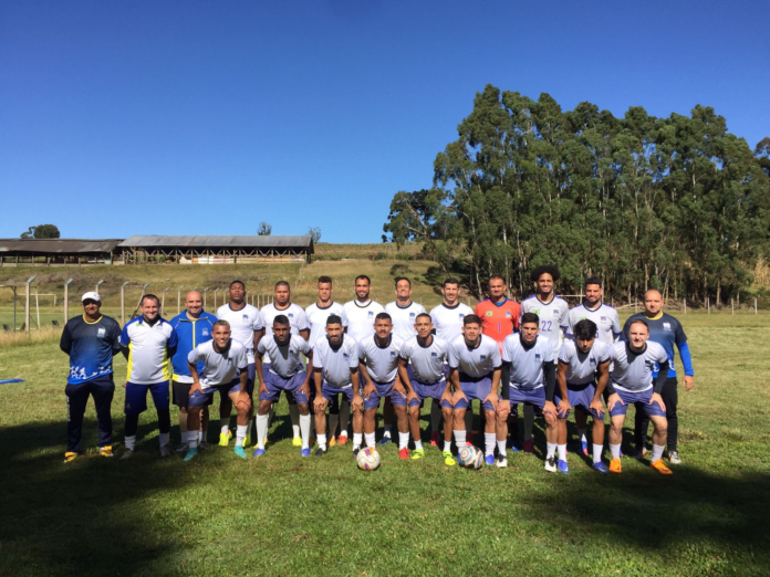 Descrição da imagem: foto dos atletas da seleção de futebol masculino. Fim da descrição.